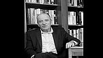 ZDJECIE PROFESORA WOŻNIAKA W BIBLIOTECE