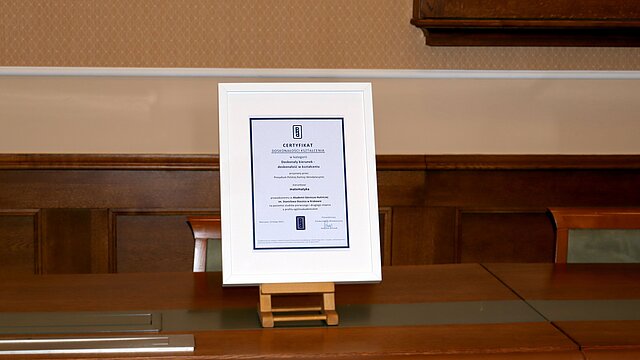 Zdjecie certyfikatu w ramce na meblach